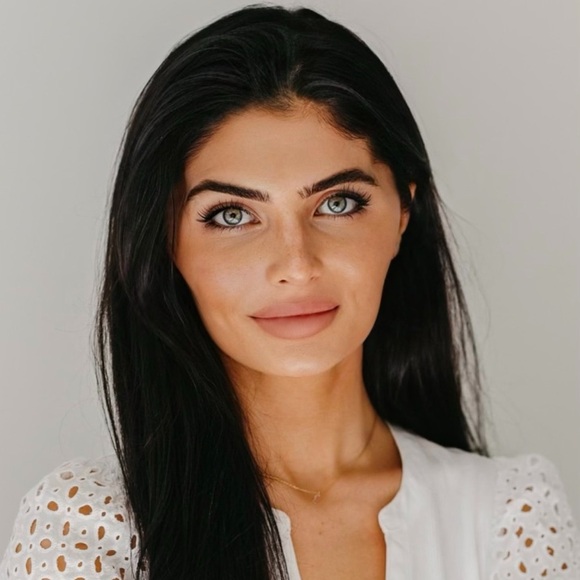 Meet your Posher, Chloe - Picture 4 of 4